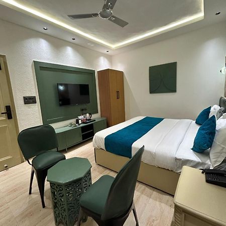 Divine Hotel Karnāl Esterno foto