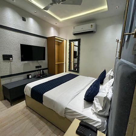 Divine Hotel Karnāl Esterno foto