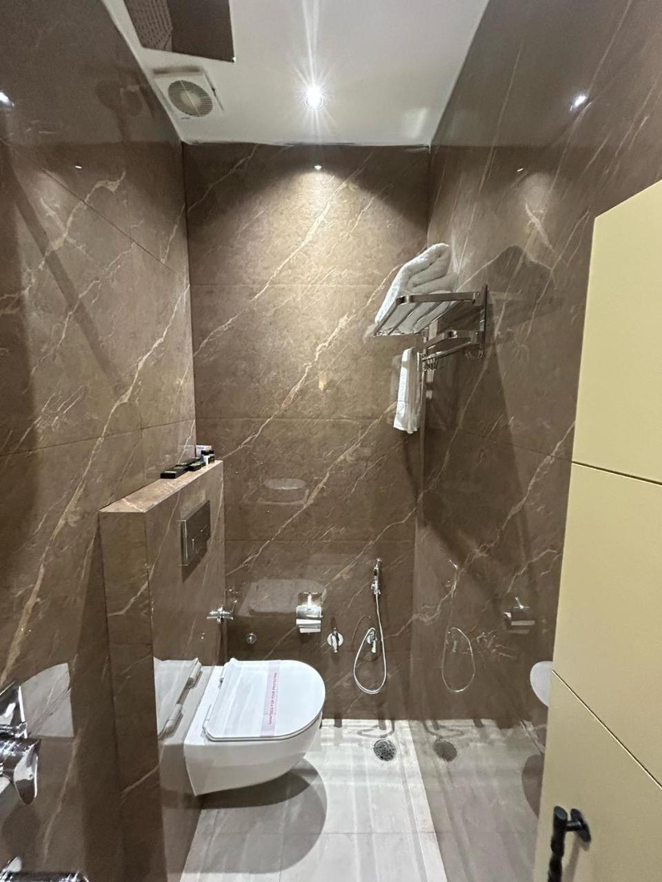 Divine Hotel Karnāl Esterno foto