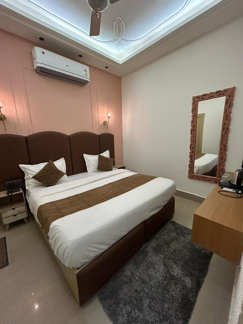 Divine Hotel Karnāl Esterno foto