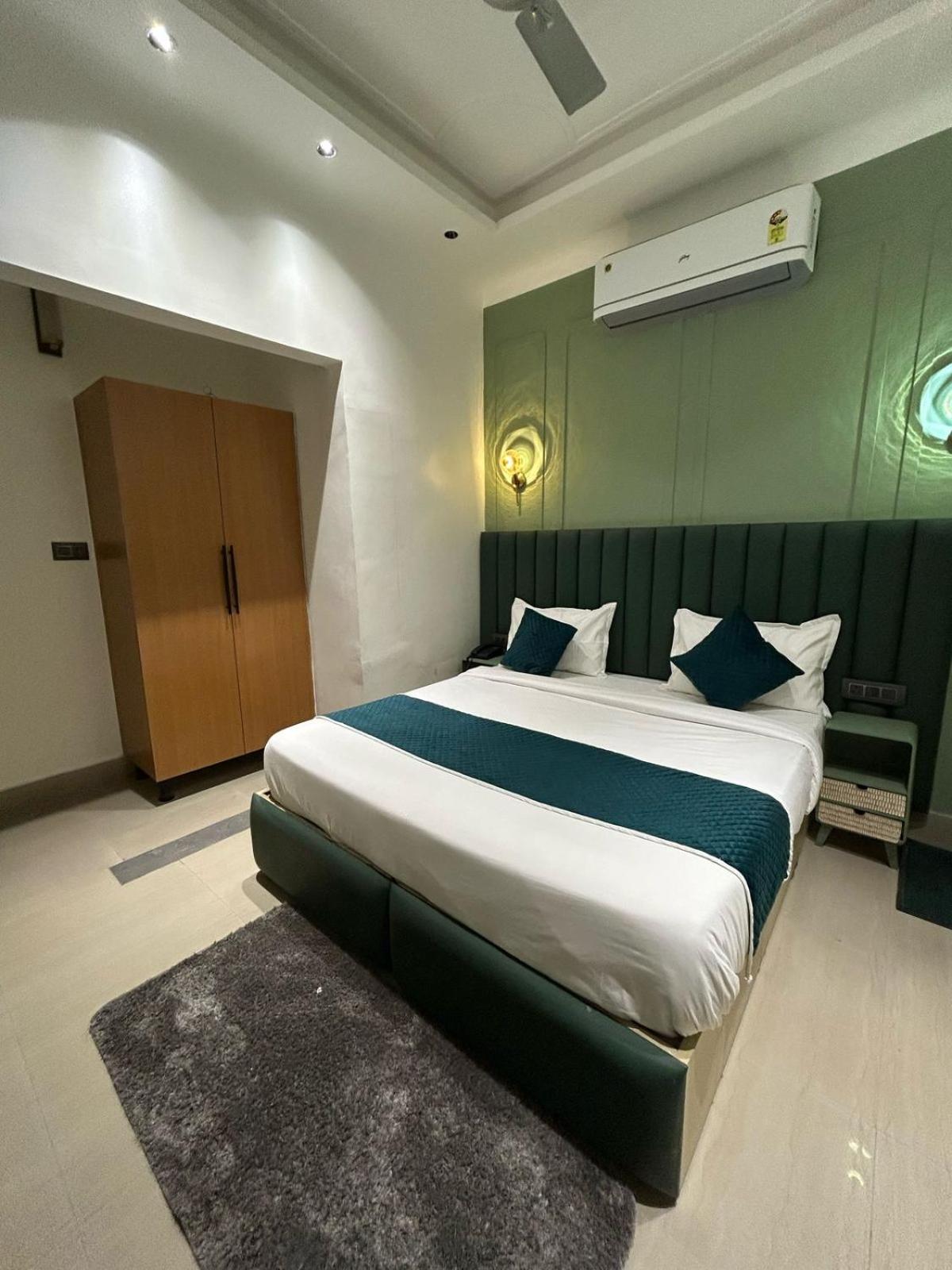 Divine Hotel Karnāl Esterno foto