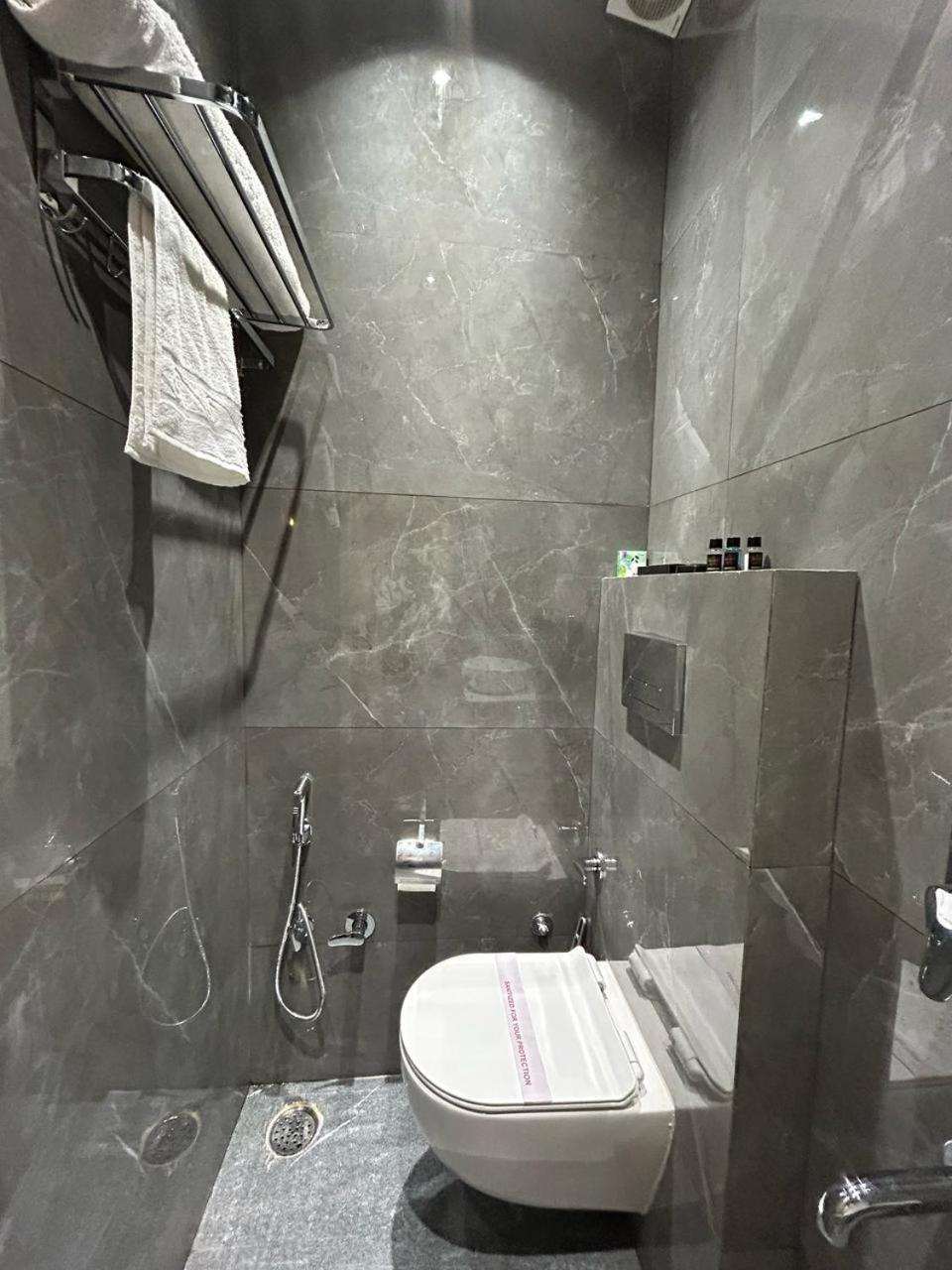 Divine Hotel Karnāl Esterno foto