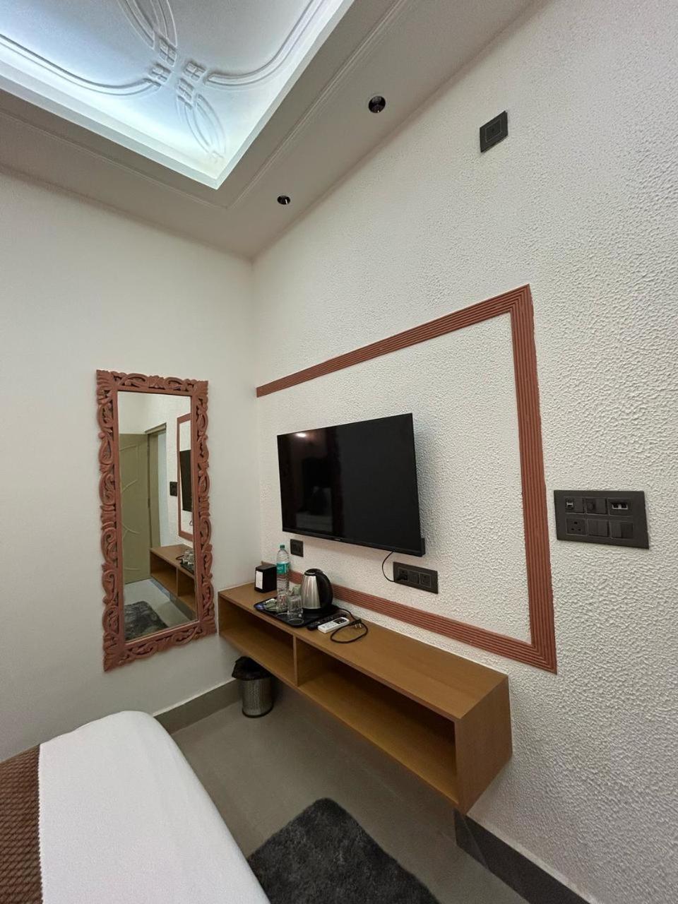 Divine Hotel Karnāl Esterno foto