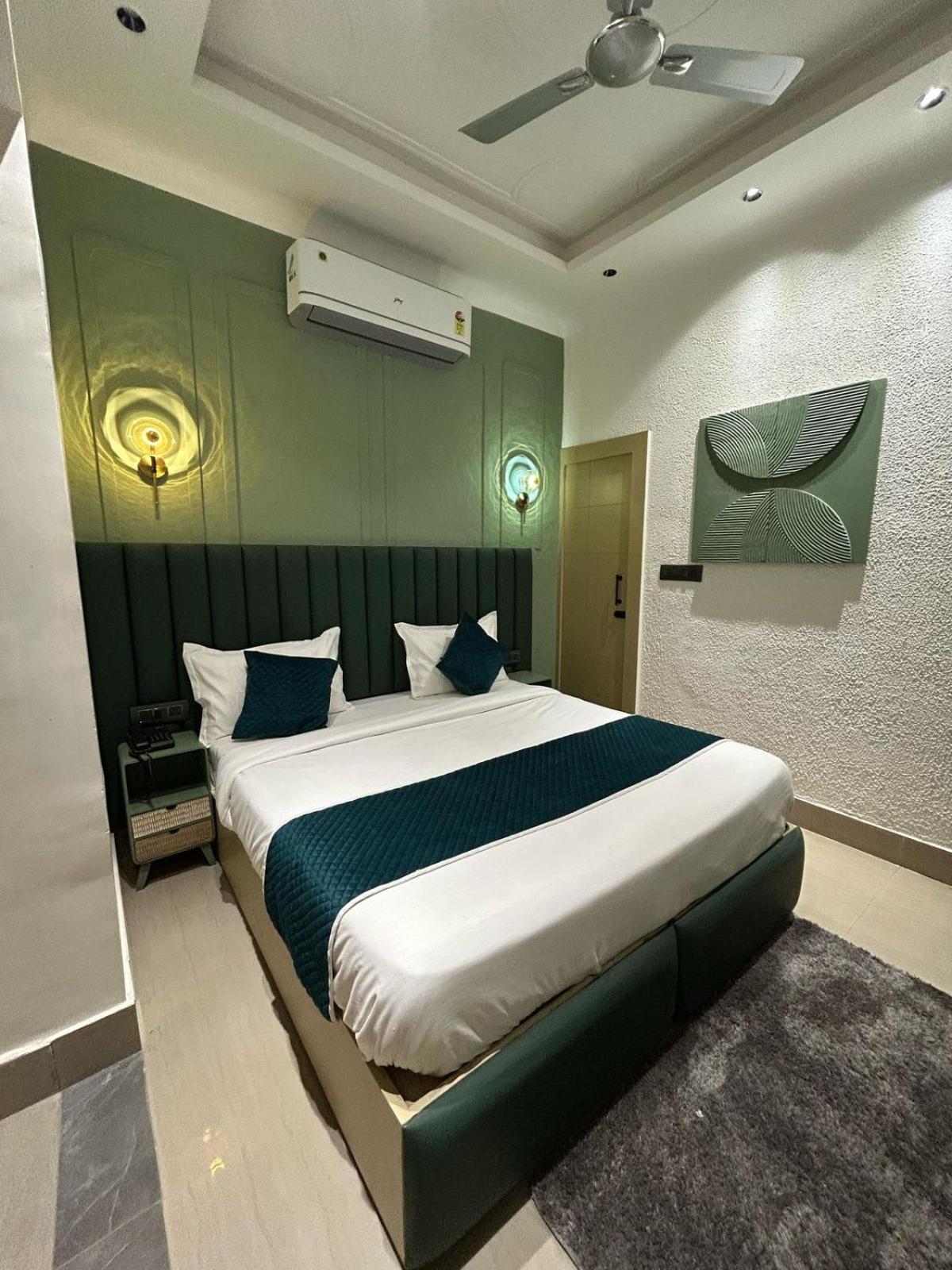 Divine Hotel Karnāl Esterno foto