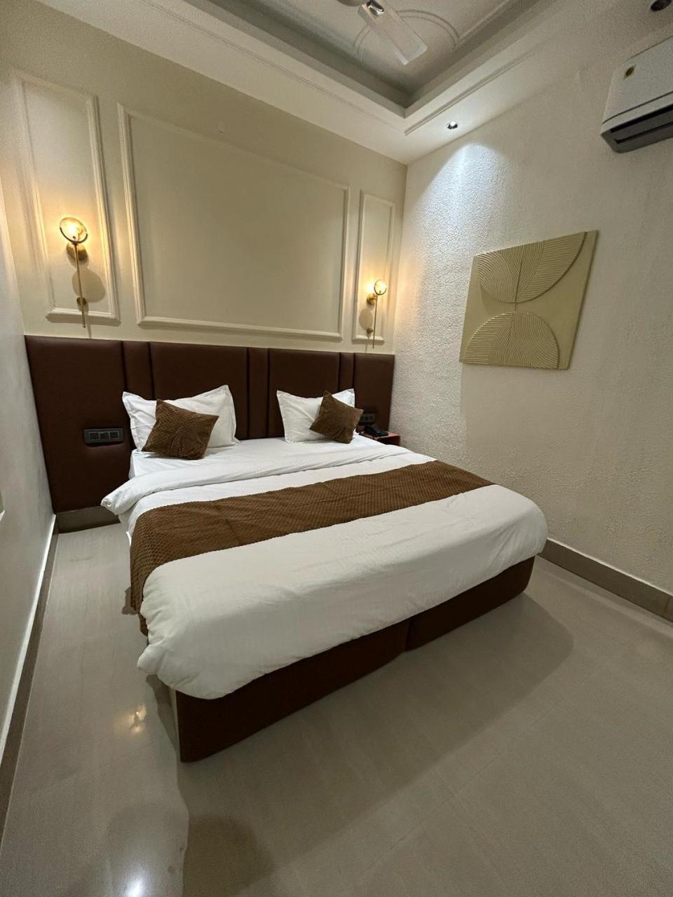 Divine Hotel Karnāl Esterno foto