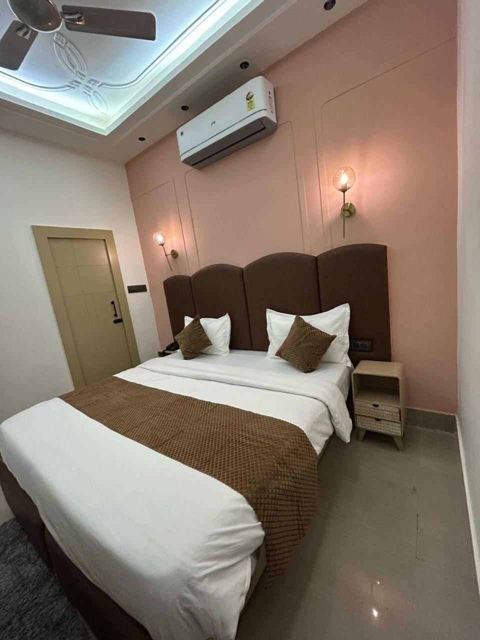 Divine Hotel Karnāl Esterno foto