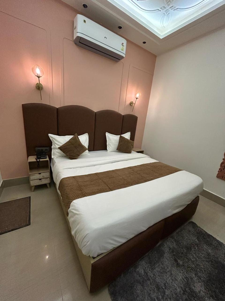Divine Hotel Karnāl Esterno foto