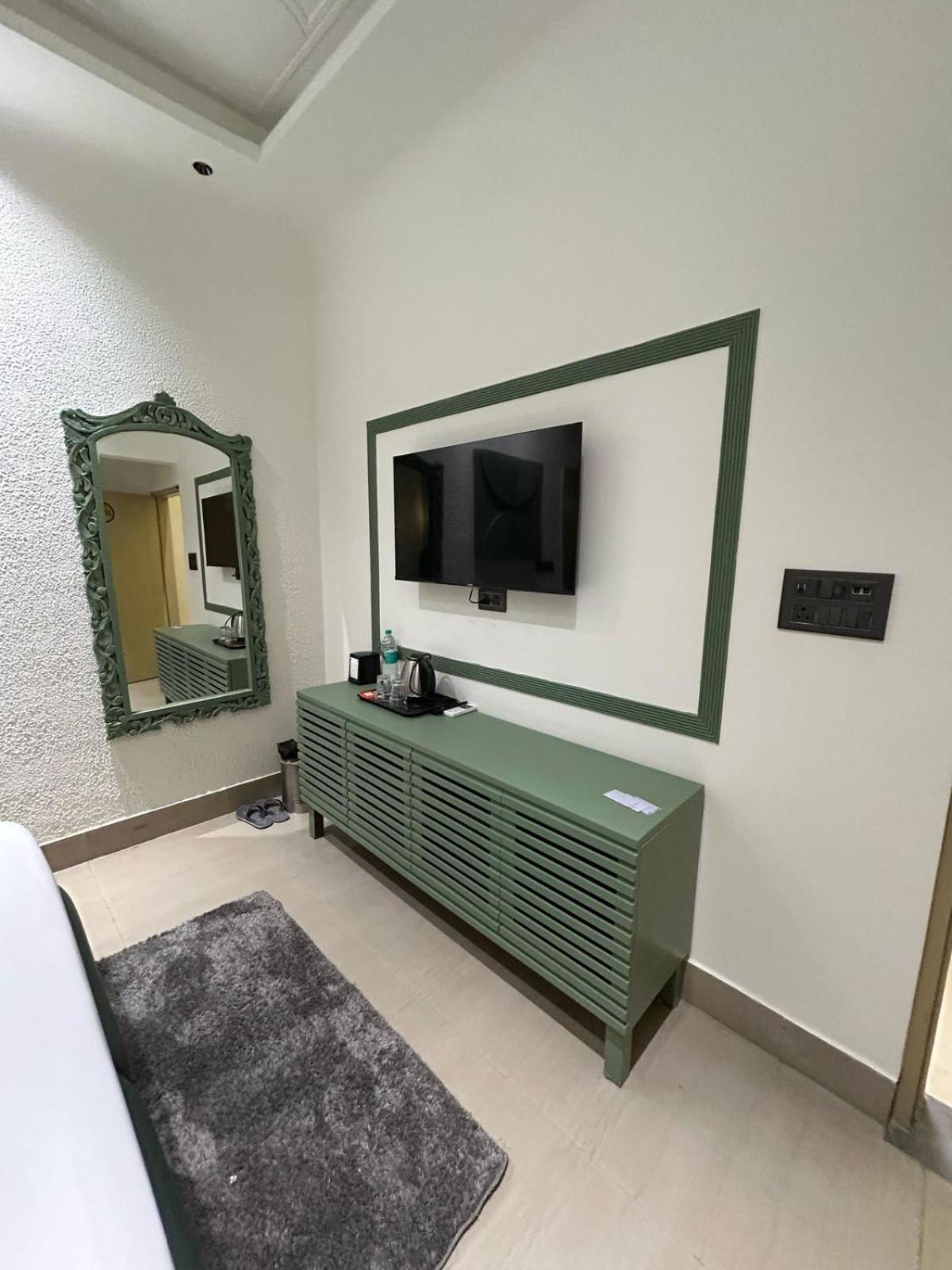 Divine Hotel Karnāl Esterno foto