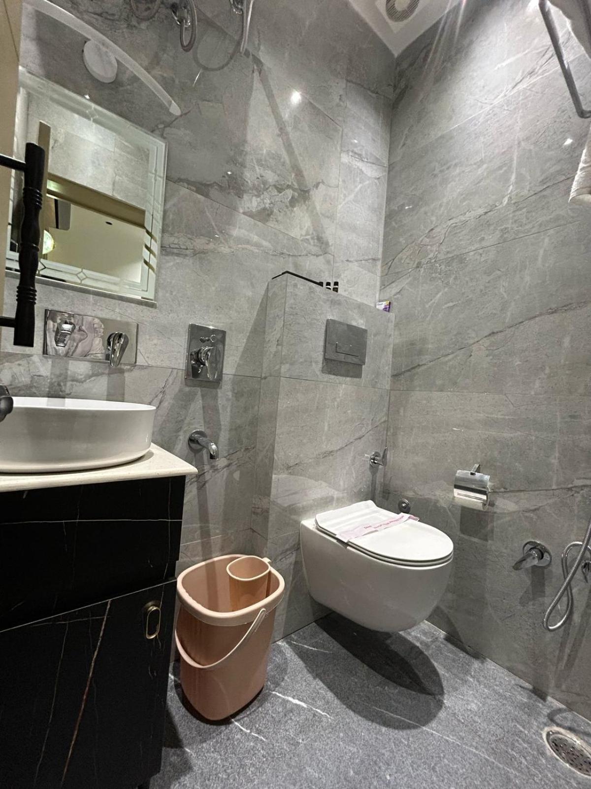 Divine Hotel Karnāl Esterno foto