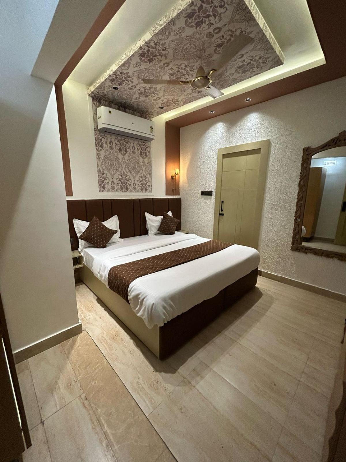 Divine Hotel Karnāl Esterno foto