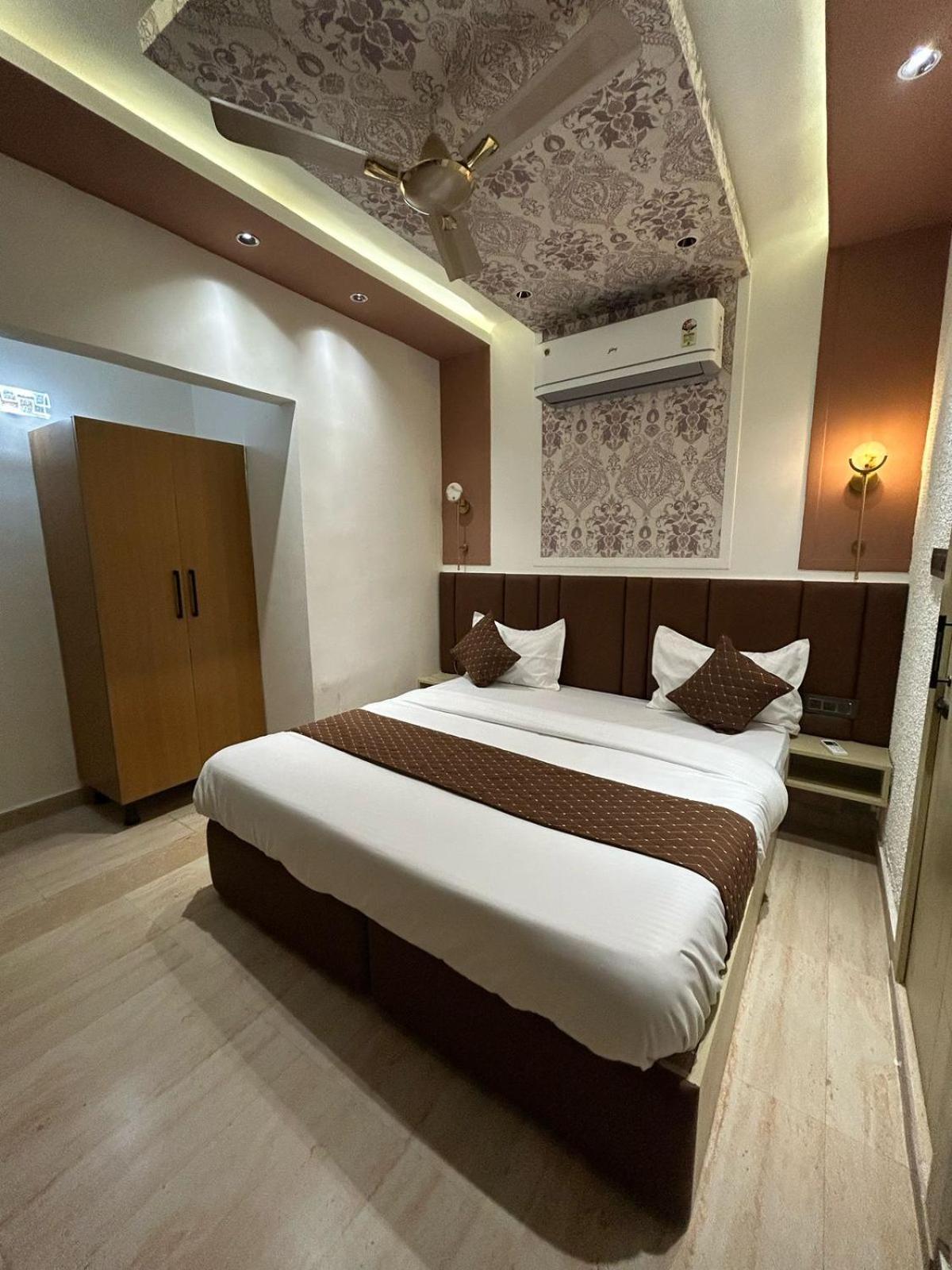 Divine Hotel Karnāl Esterno foto