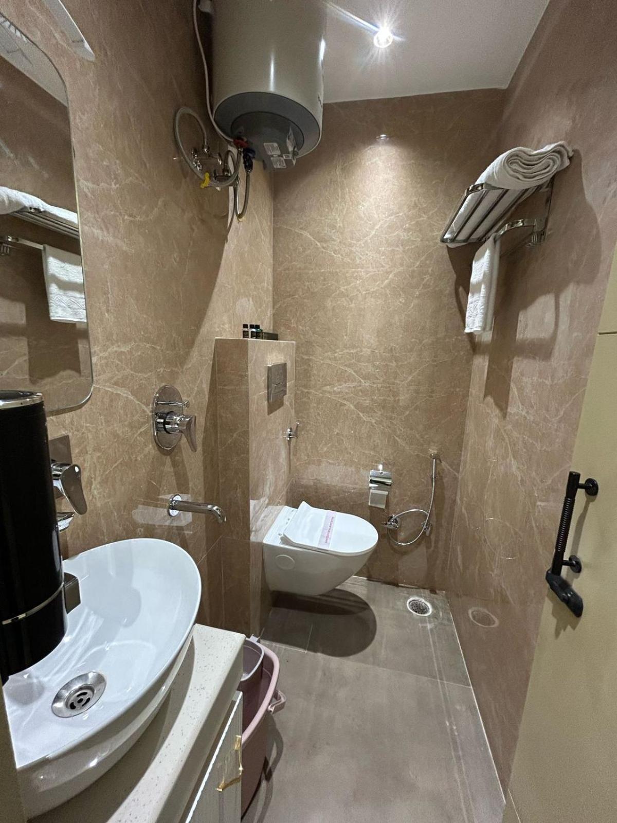 Divine Hotel Karnāl Esterno foto