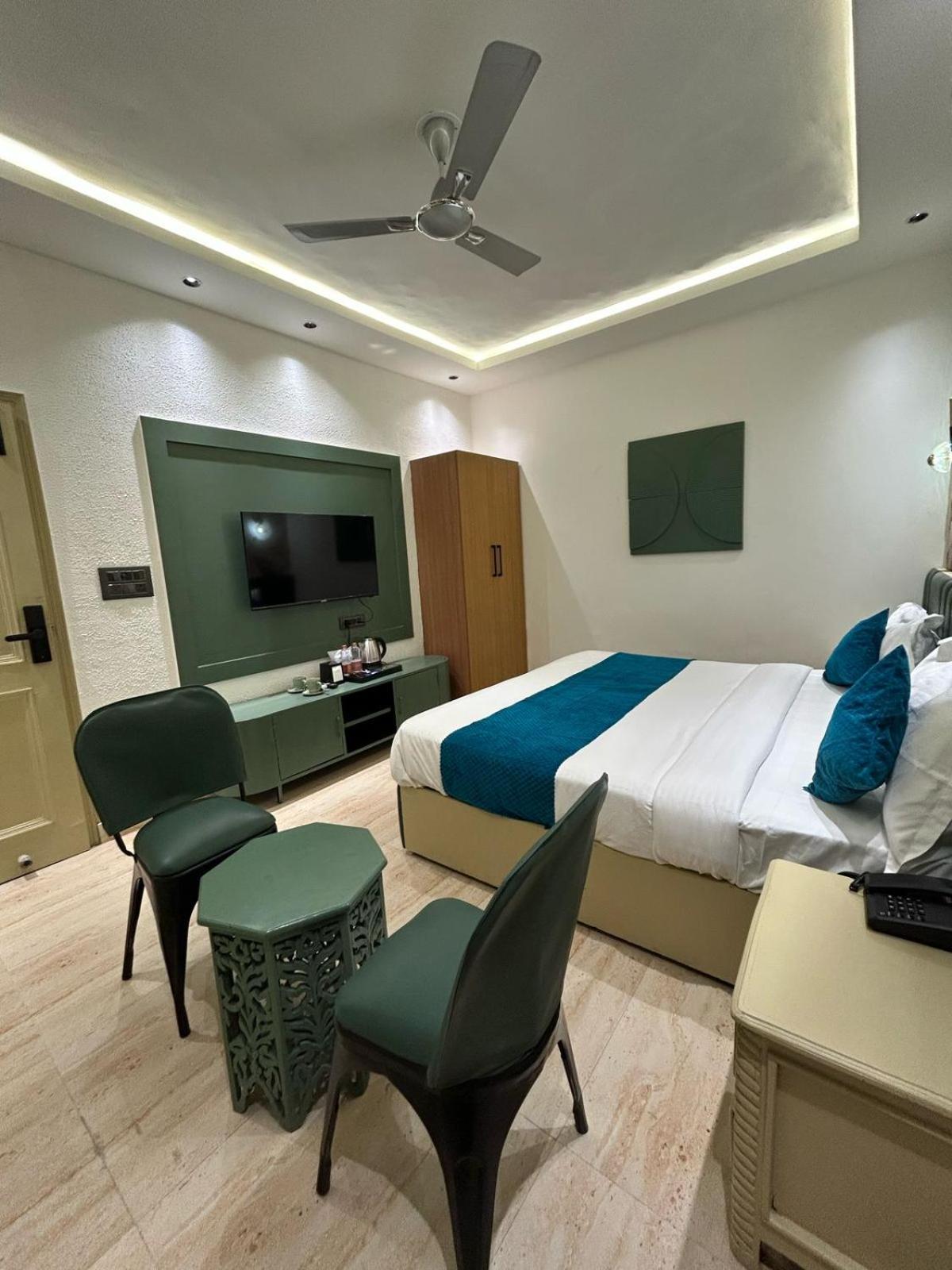 Divine Hotel Karnāl Esterno foto