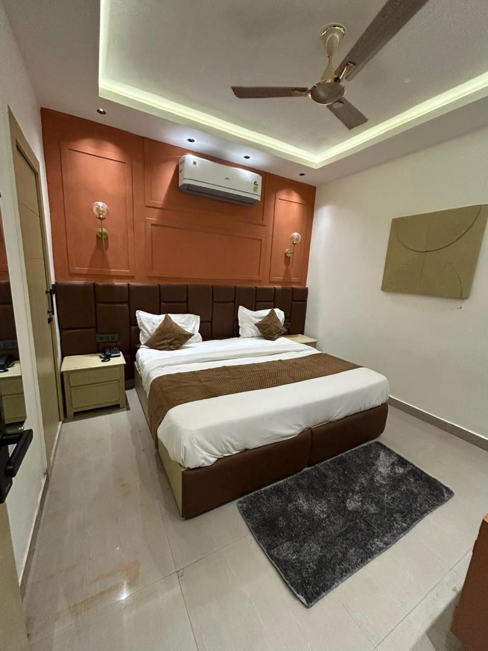 Divine Hotel Karnāl Esterno foto