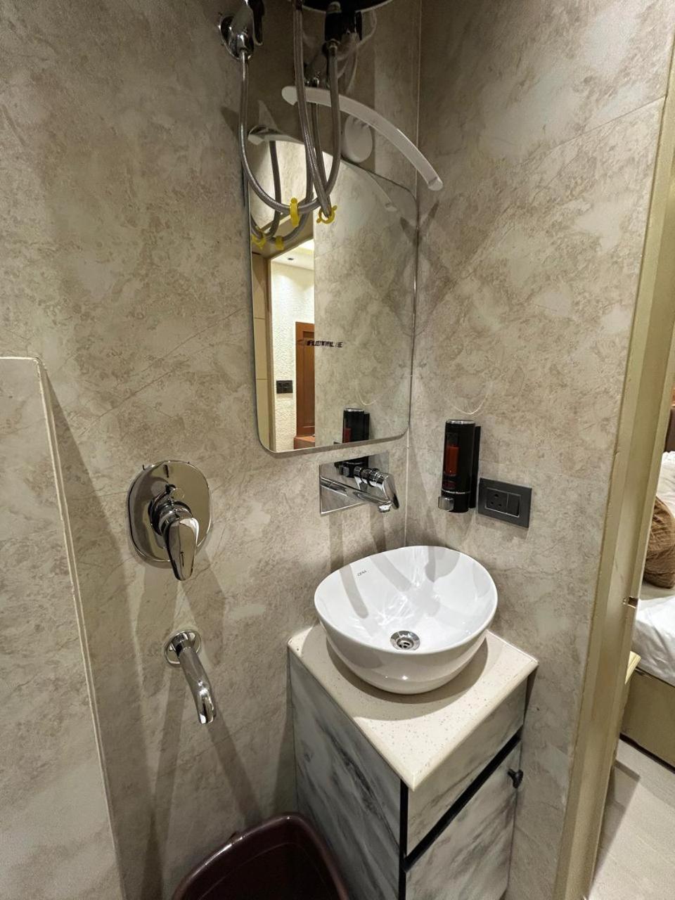 Divine Hotel Karnāl Esterno foto