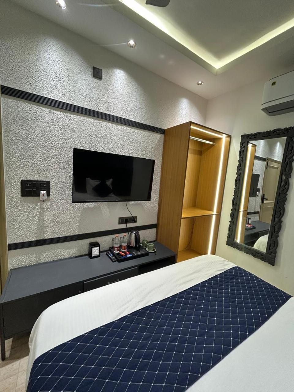 Divine Hotel Karnāl Esterno foto