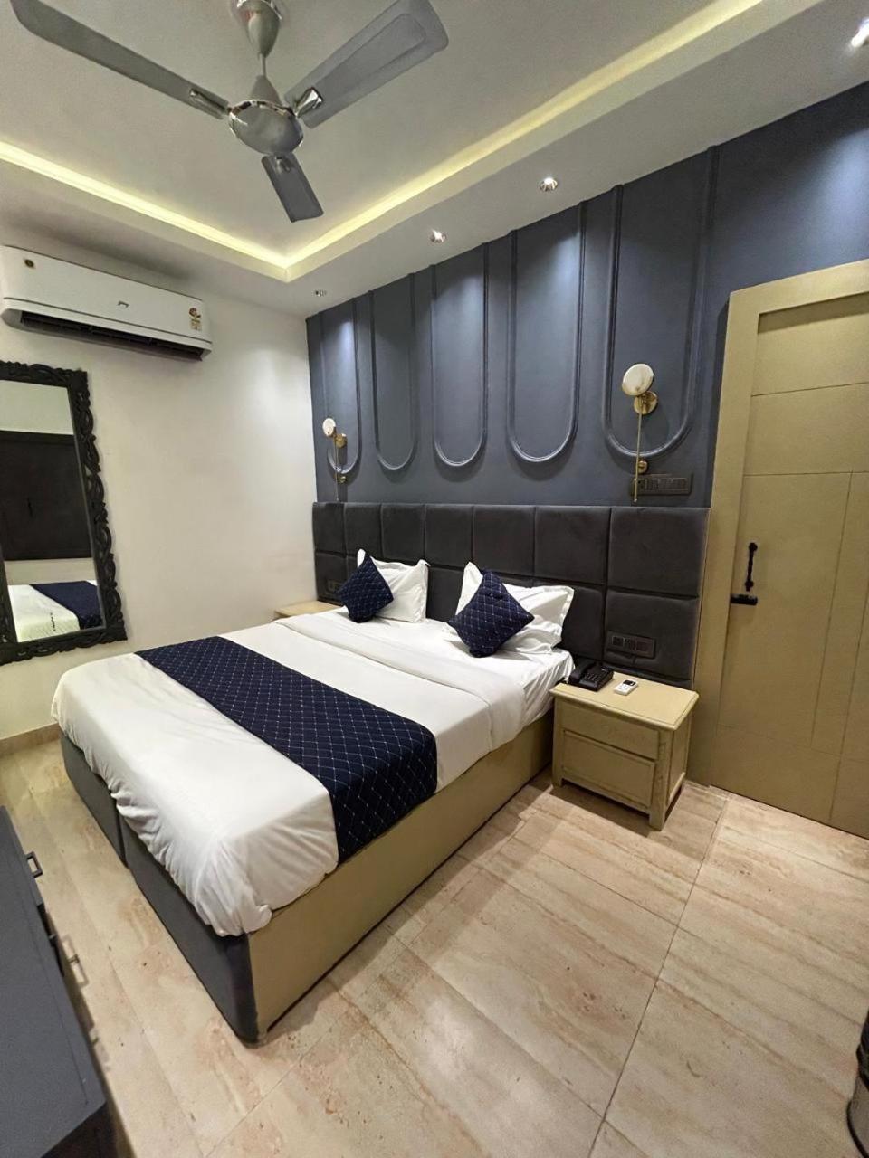 Divine Hotel Karnāl Esterno foto