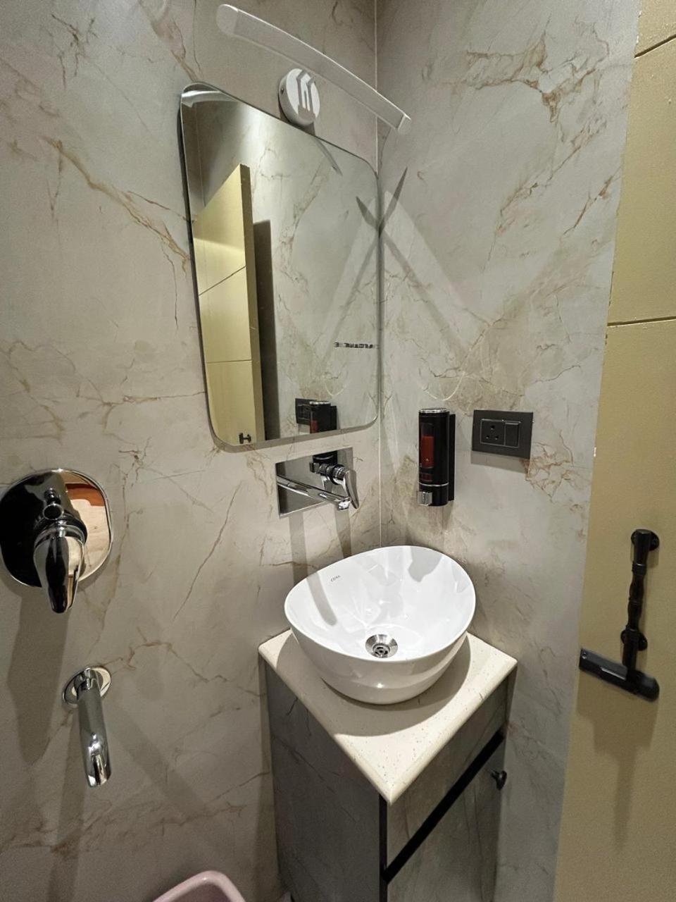Divine Hotel Karnāl Esterno foto