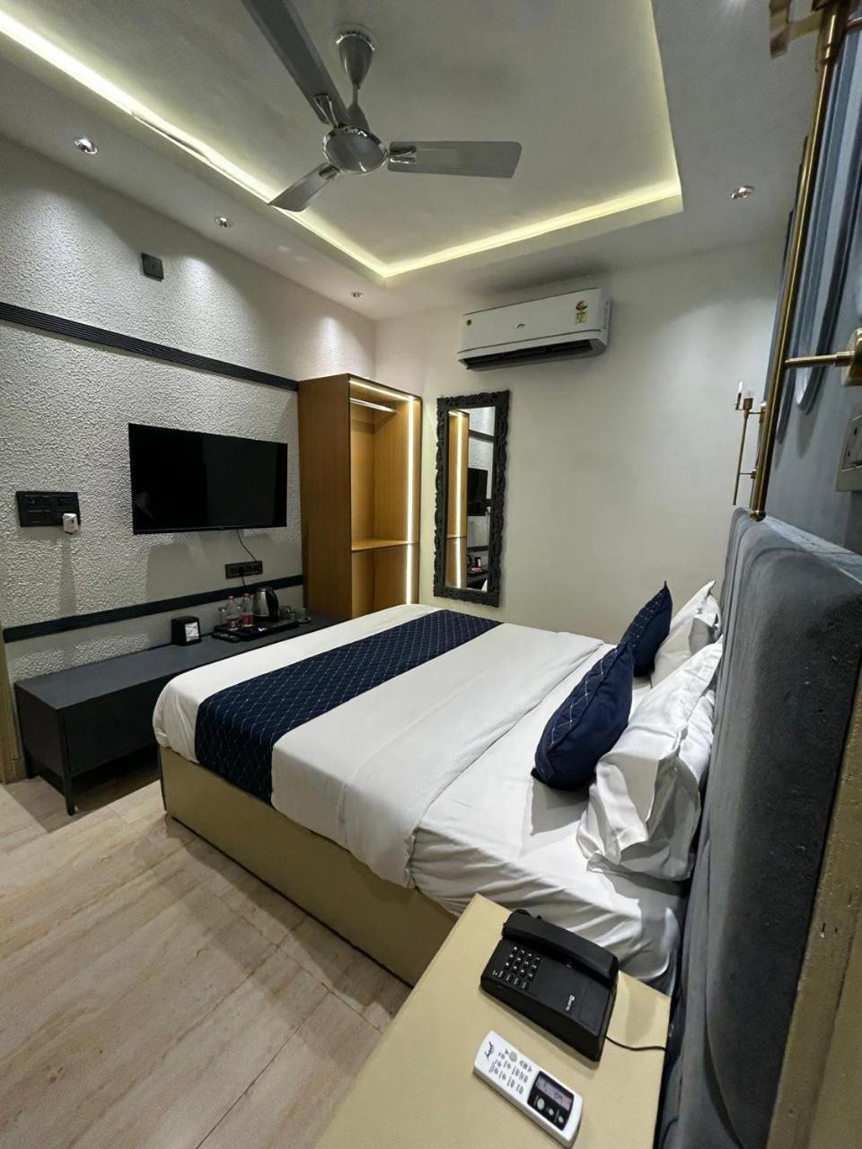 Divine Hotel Karnāl Esterno foto