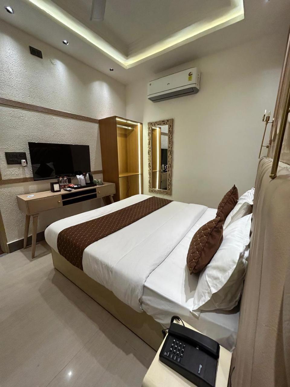 Divine Hotel Karnāl Esterno foto