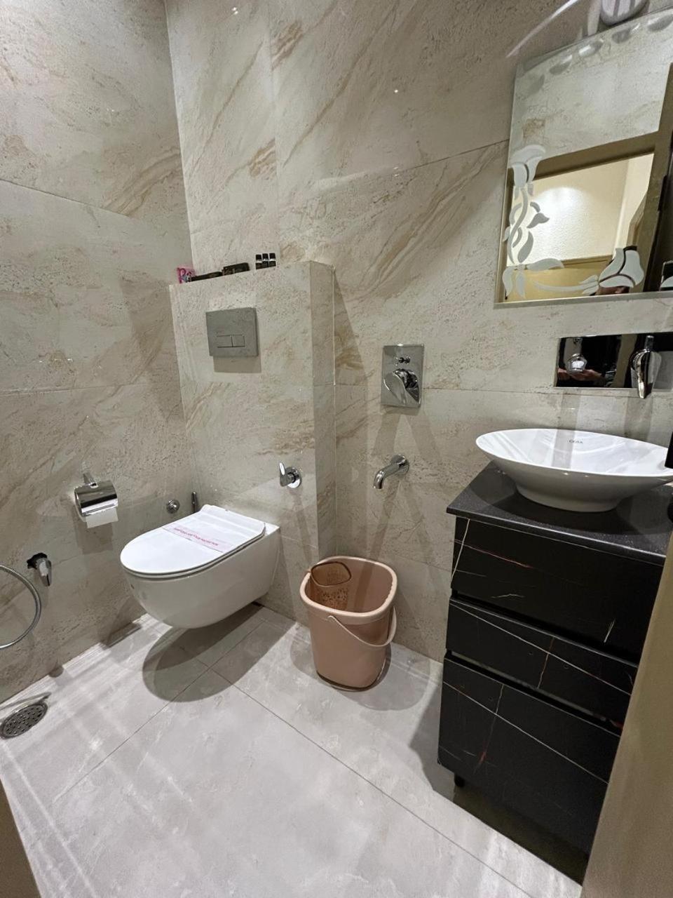 Divine Hotel Karnāl Esterno foto