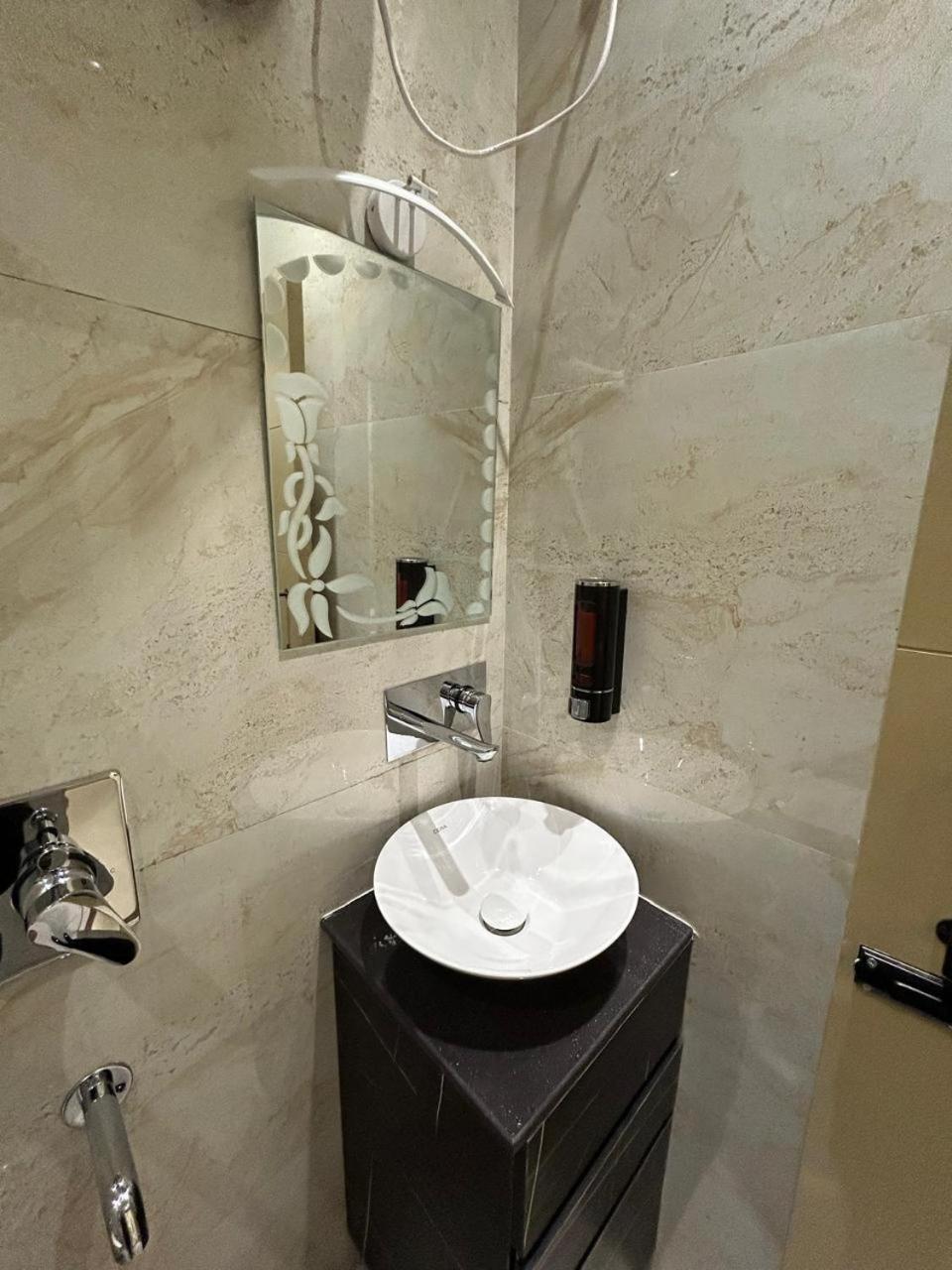 Divine Hotel Karnāl Esterno foto