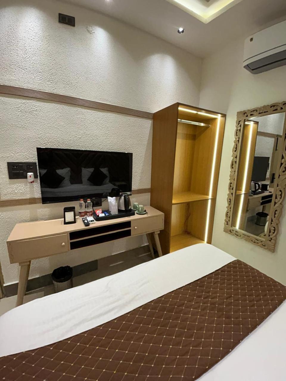 Divine Hotel Karnāl Esterno foto