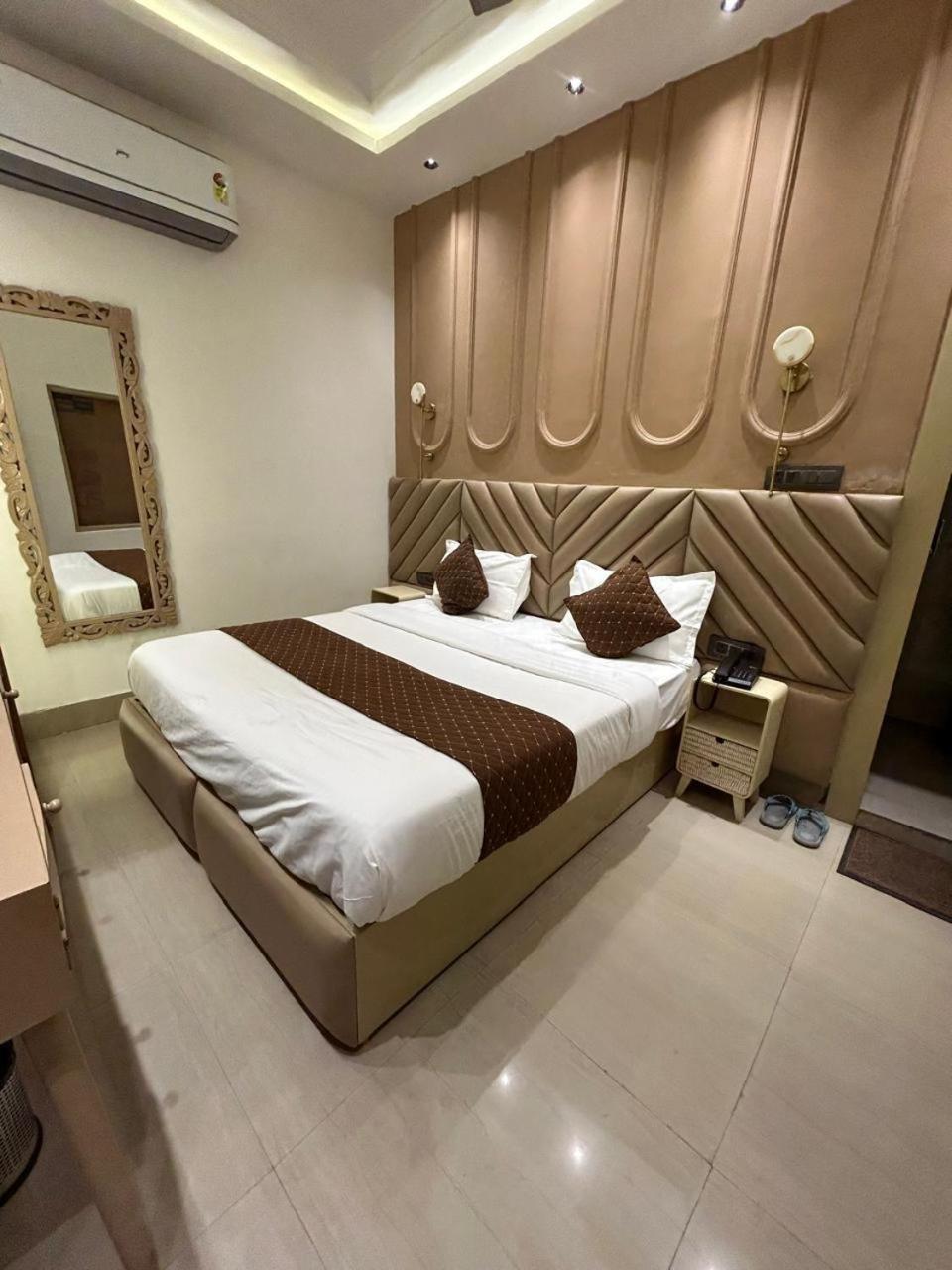 Divine Hotel Karnāl Esterno foto